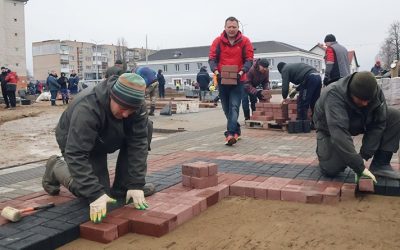 Работники КУП «Оршанская спецавтобаза» во главе благоустройста в сквере Трудовой славы