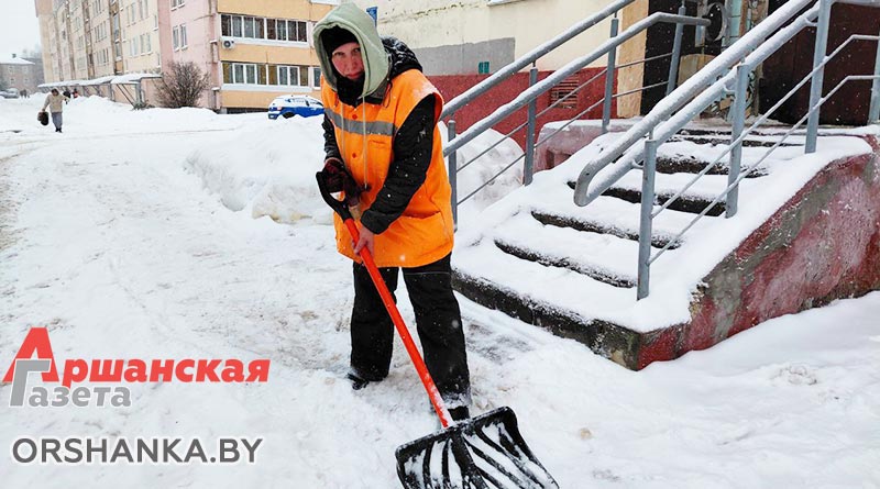 Работники Оршанской спецавтобазы вышли на борьбу с циклоном «Леони»