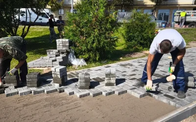 Работы по благоустройству прилегающей территории к памятному знаку воинам-интернационалистам в Орше